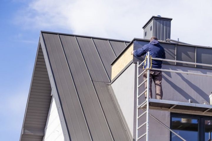 Het schilderen van een dakkapel is een lastige maar noodzakelijke klus!