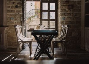 Een eethoek in mediterrane stijl: stoelen en tafel kiezen