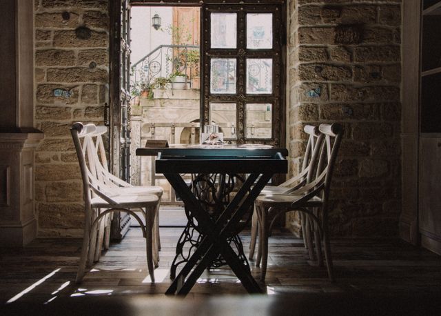 Een eethoek in mediterrane stijl: stoelen en tafel kiezen